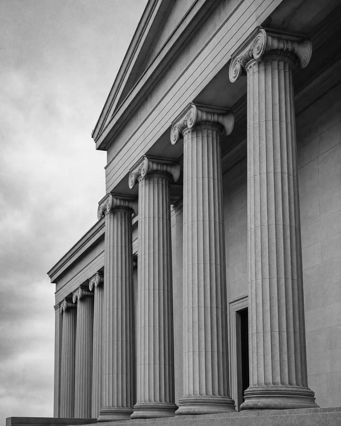 Colonnade d'un édifice institutionnel néoclassique